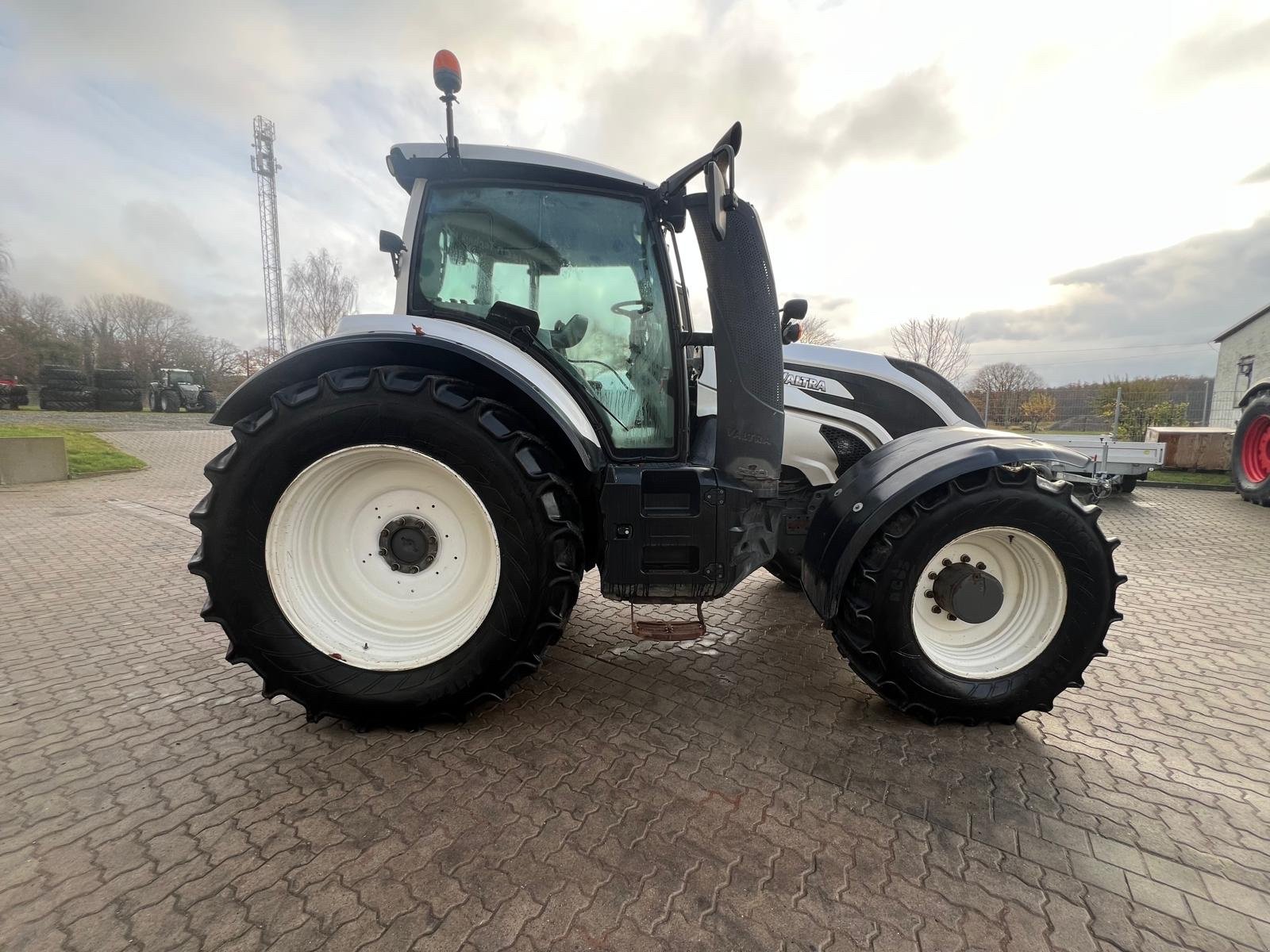 Traktor des Typs Valtra T214, Gebrauchtmaschine in Teschenhagen/Sehlen (Bild 5)