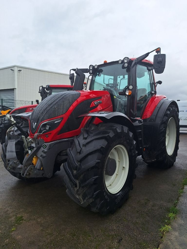 Traktor Türe ait Valtra T214V, Gebrauchtmaschine içinde Neufchâtel-en-Bray (resim 1)