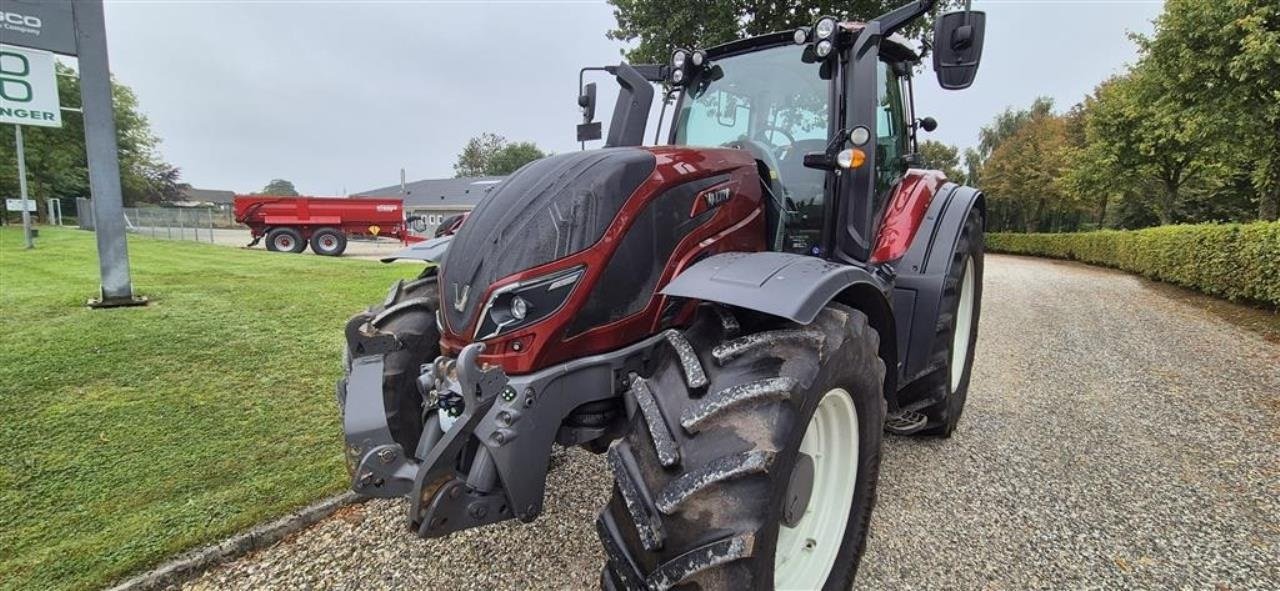 Traktor des Typs Valtra T214V, Gebrauchtmaschine in Ringkøbing (Bild 2)