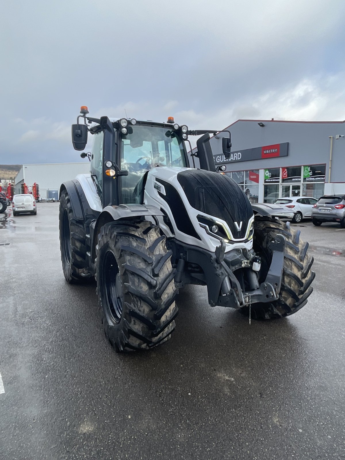 Traktor of the type Valtra T215 A, Gebrauchtmaschine in Neufchâtel-en-Bray (Picture 1)