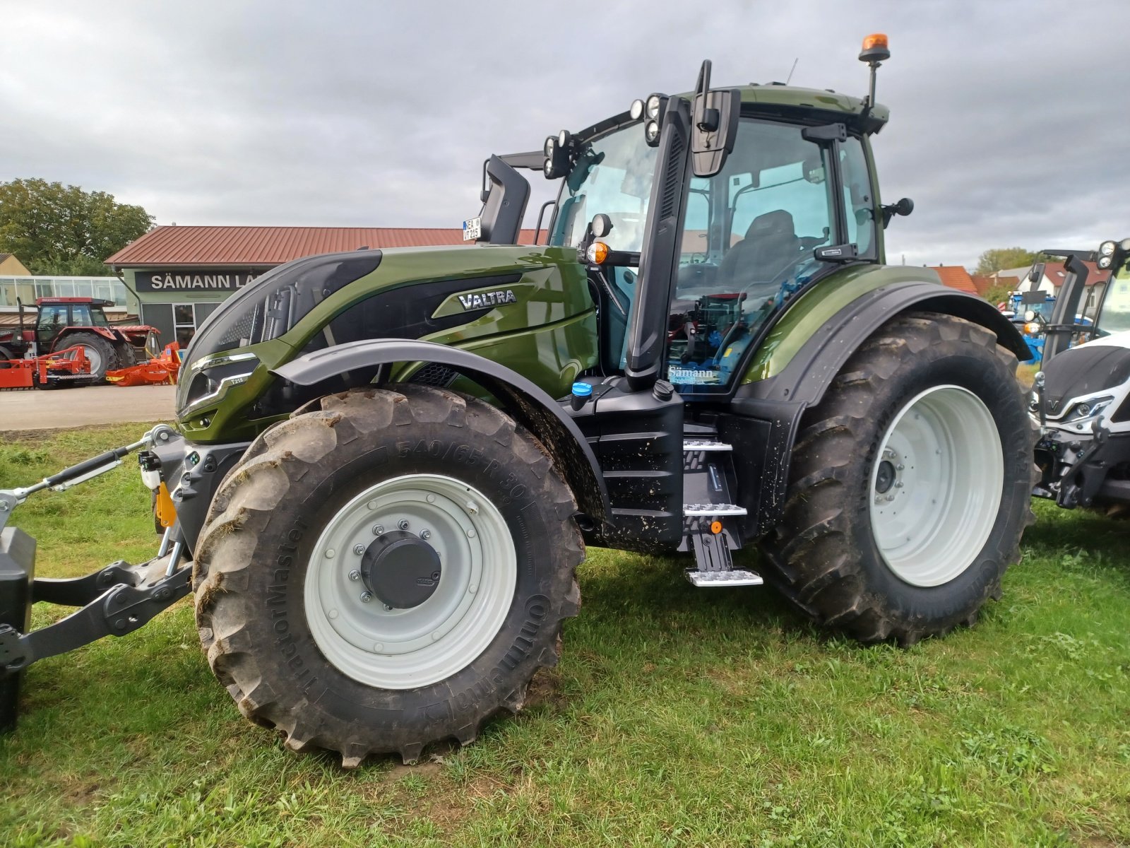 Traktor des Typs Valtra T215 D mit Rüfa, Gebrauchtmaschine in Uffenheim (Bild 2)
