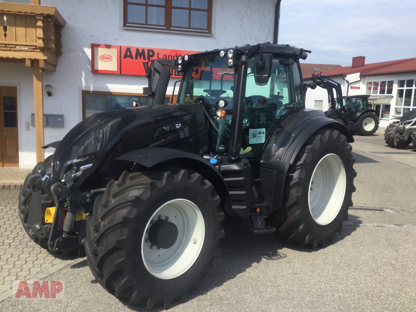 Traktor of the type Valtra T215 D, Neumaschine in Teising (Picture 1)