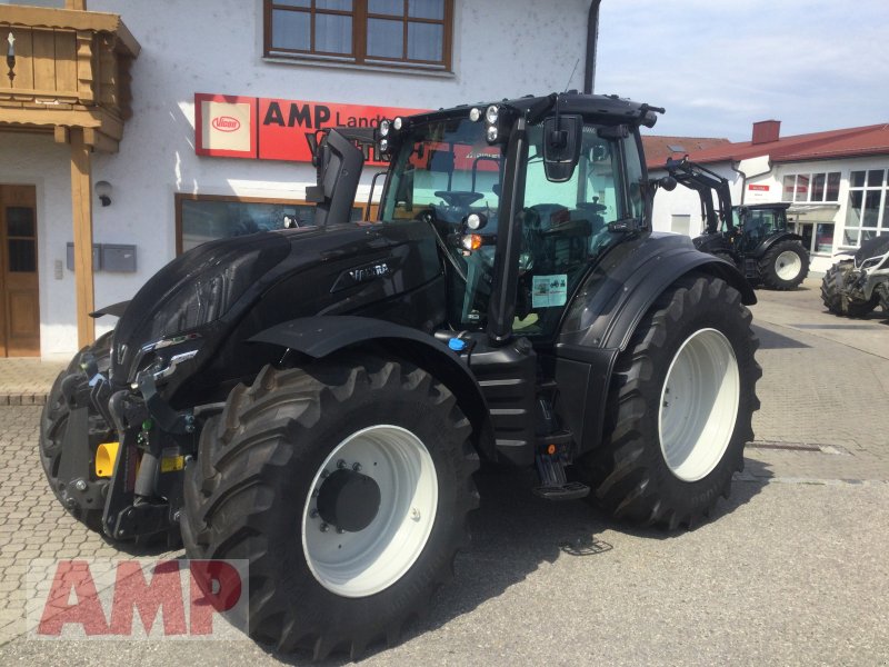 Traktor of the type Valtra T215 D, Neumaschine in Teising (Picture 1)