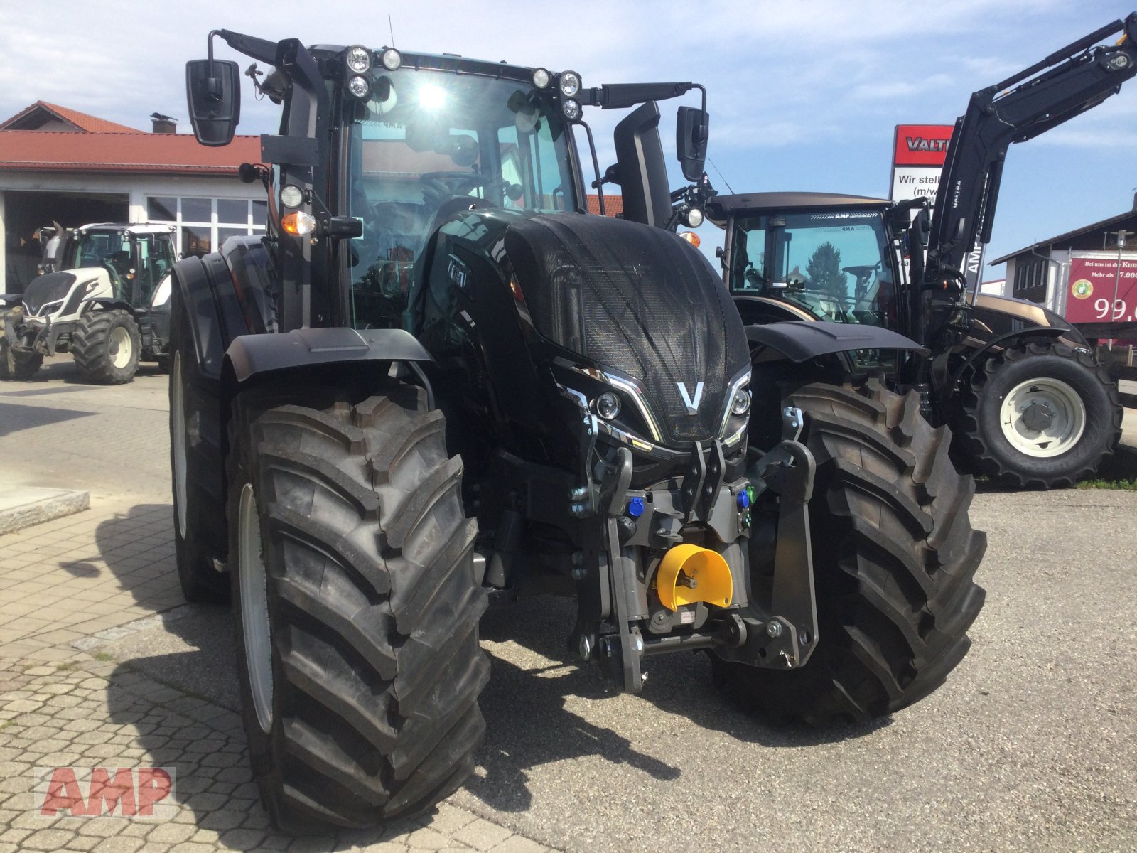 Traktor of the type Valtra T215 D, Neumaschine in Teising (Picture 2)