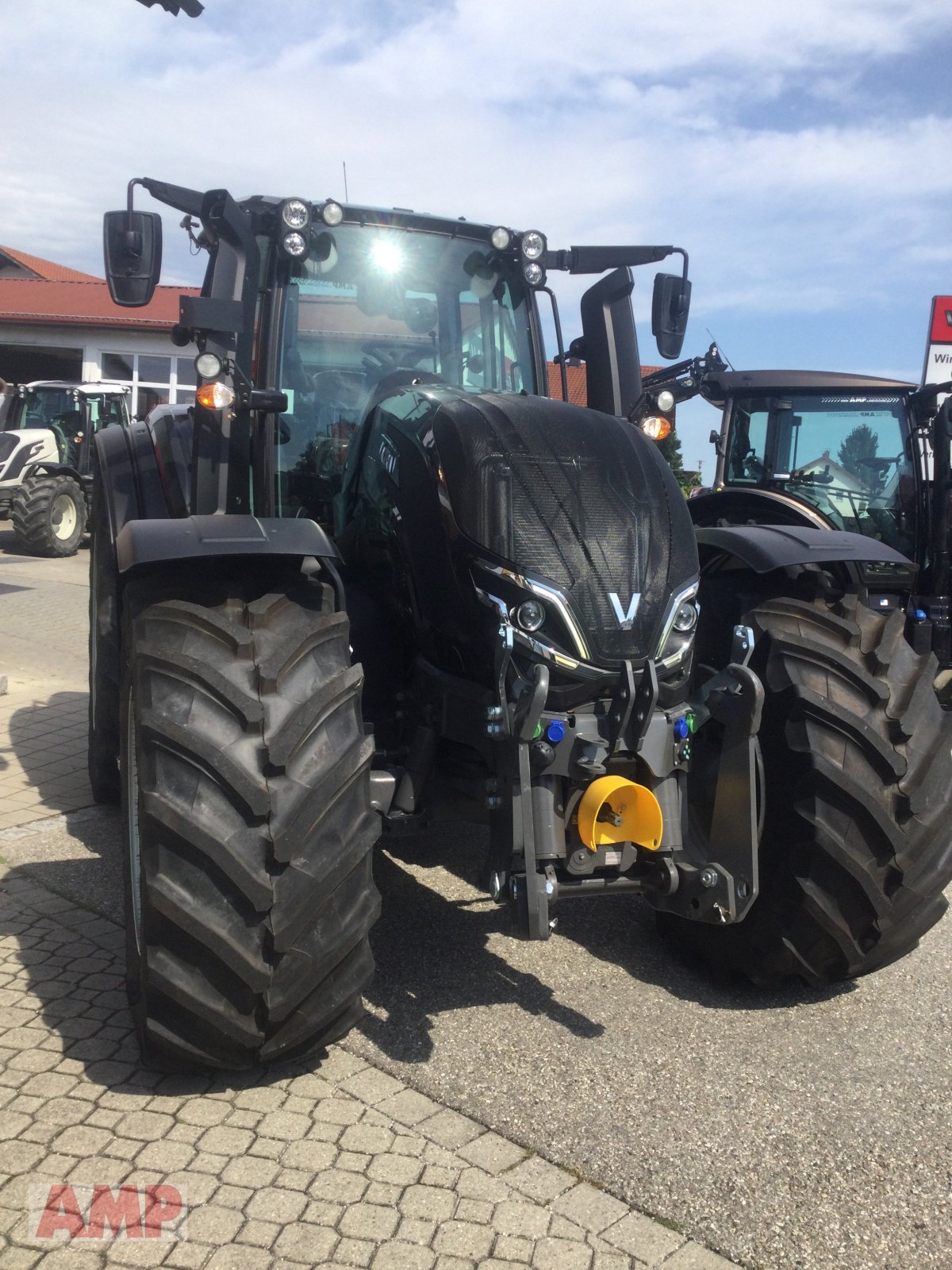 Traktor of the type Valtra T215 D, Neumaschine in Teising (Picture 8)