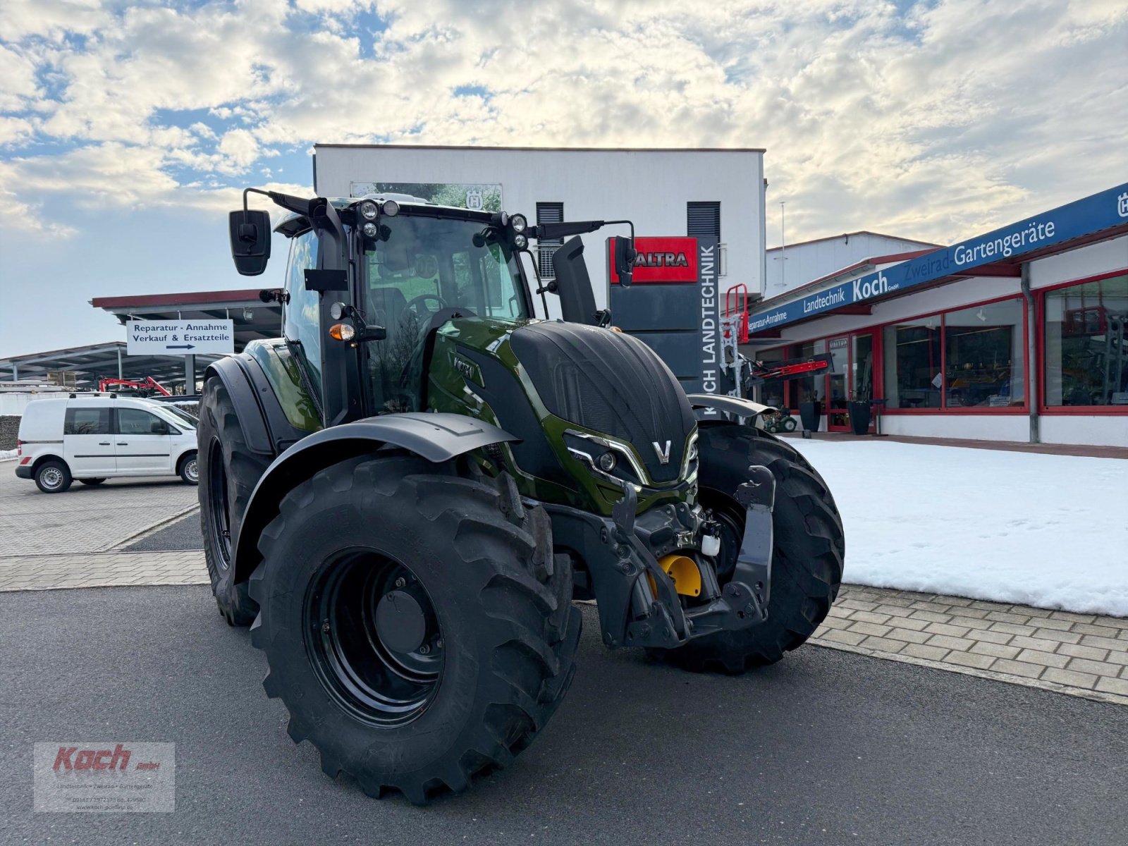 Traktor van het type Valtra T215 D, Neumaschine in Neumarkt / Pölling (Foto 1)