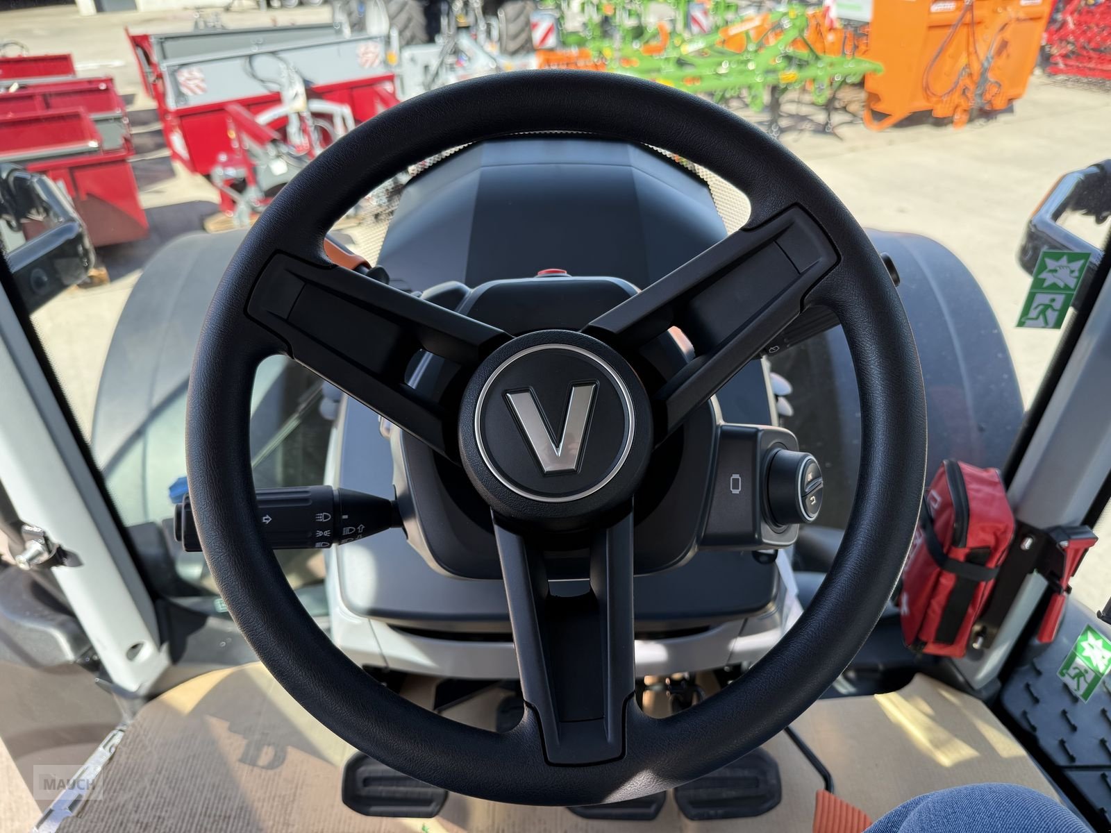 Traktor typu Valtra T215 Direct, Neumaschine v Burgkirchen (Obrázek 15)