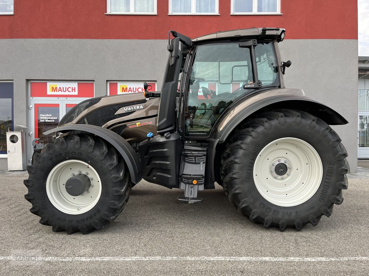 Traktor des Typs Valtra T215 Direct, Neumaschine in Burgkirchen (Bild 4)