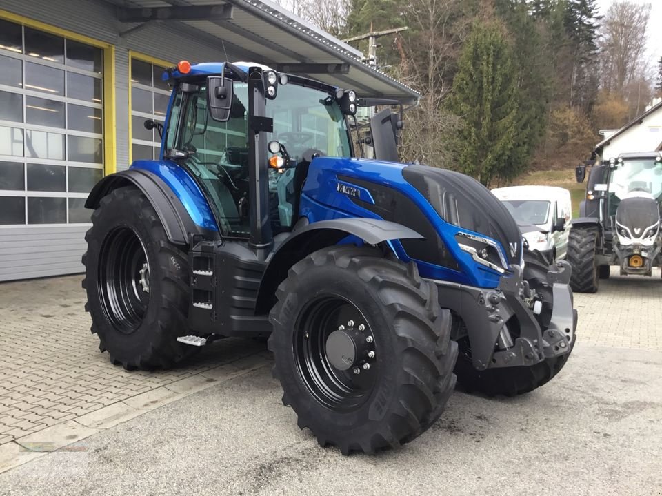 Traktor des Typs Valtra T215D mit RüFa, Neumaschine in Fürsteneck (Bild 1)