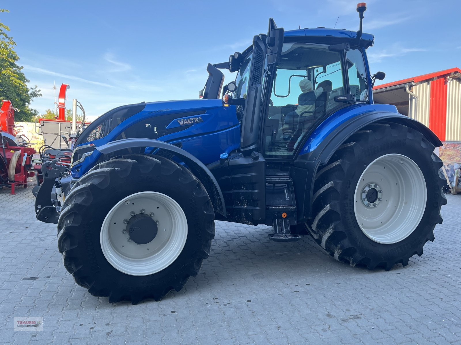 Traktor of the type Valtra T215D mit Vollausstattung, Neumaschine in Mainburg/Wambach (Picture 2)
