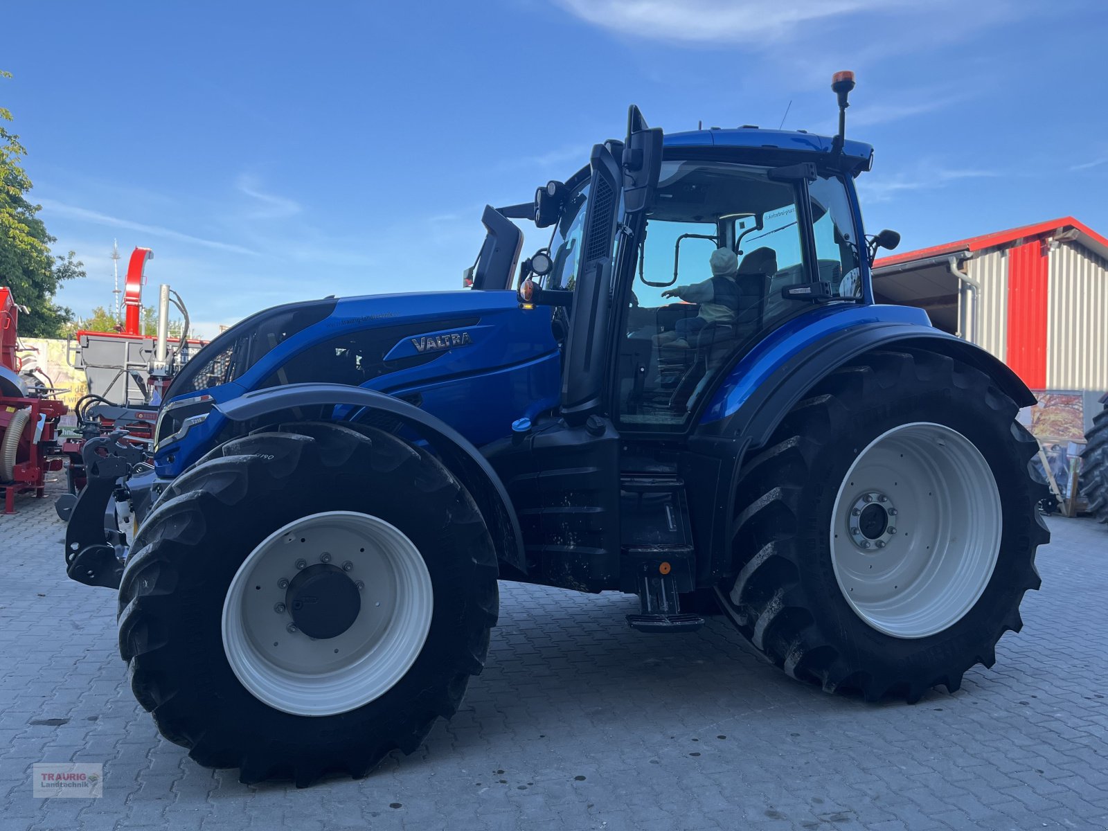 Traktor of the type Valtra T215D mit Vollausstattung, Neumaschine in Mainburg/Wambach (Picture 3)