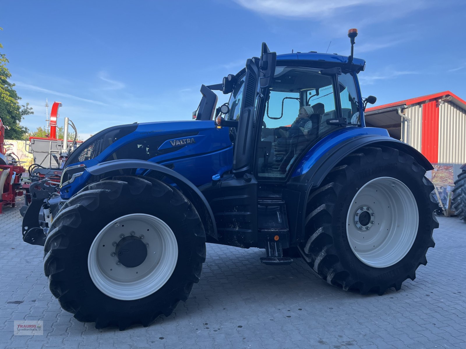 Traktor of the type Valtra T215D mit Vollausstattung, Neumaschine in Mainburg/Wambach (Picture 4)
