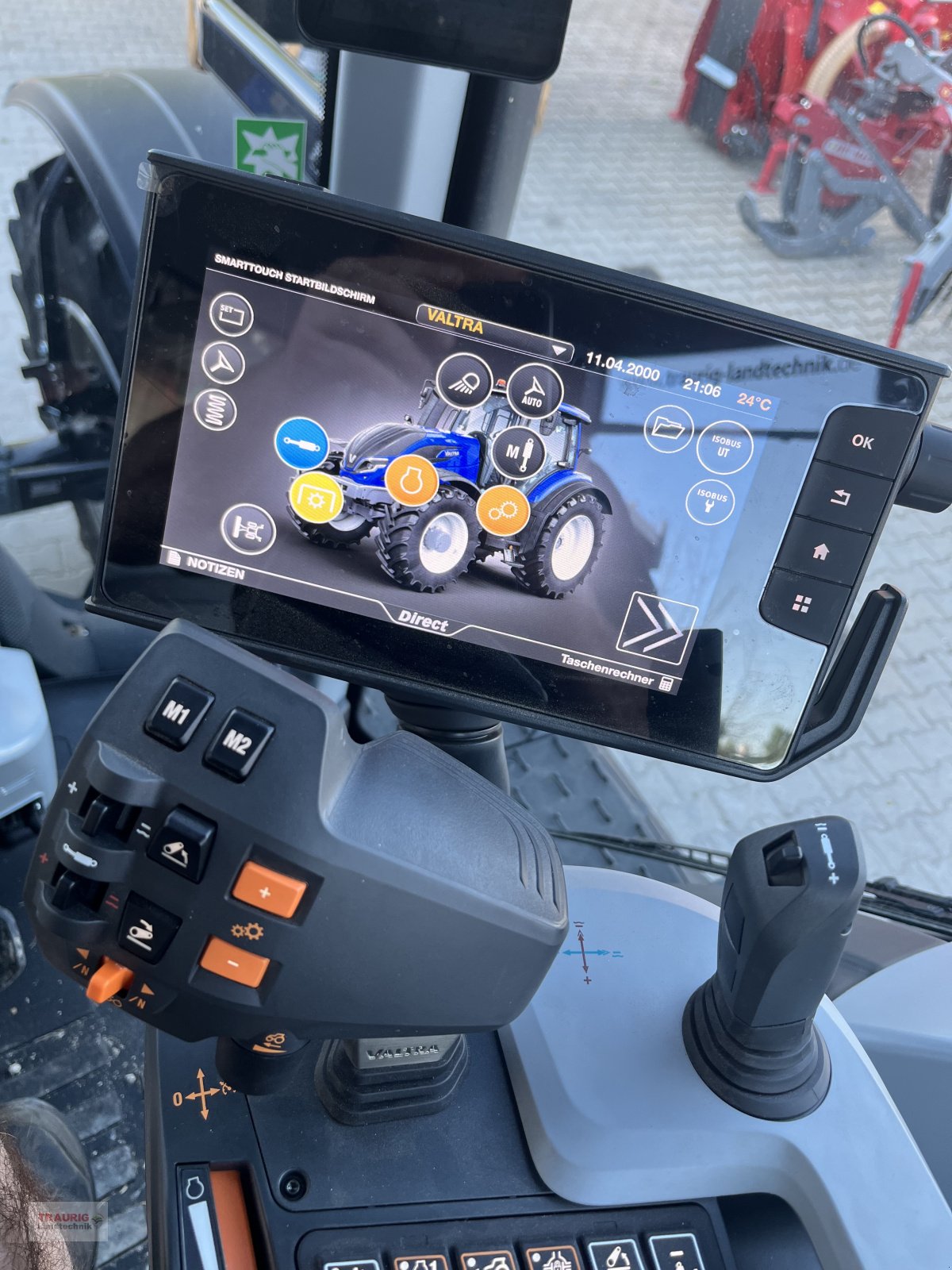 Traktor of the type Valtra T215D mit Vollausstattung, Neumaschine in Mainburg/Wambach (Picture 5)