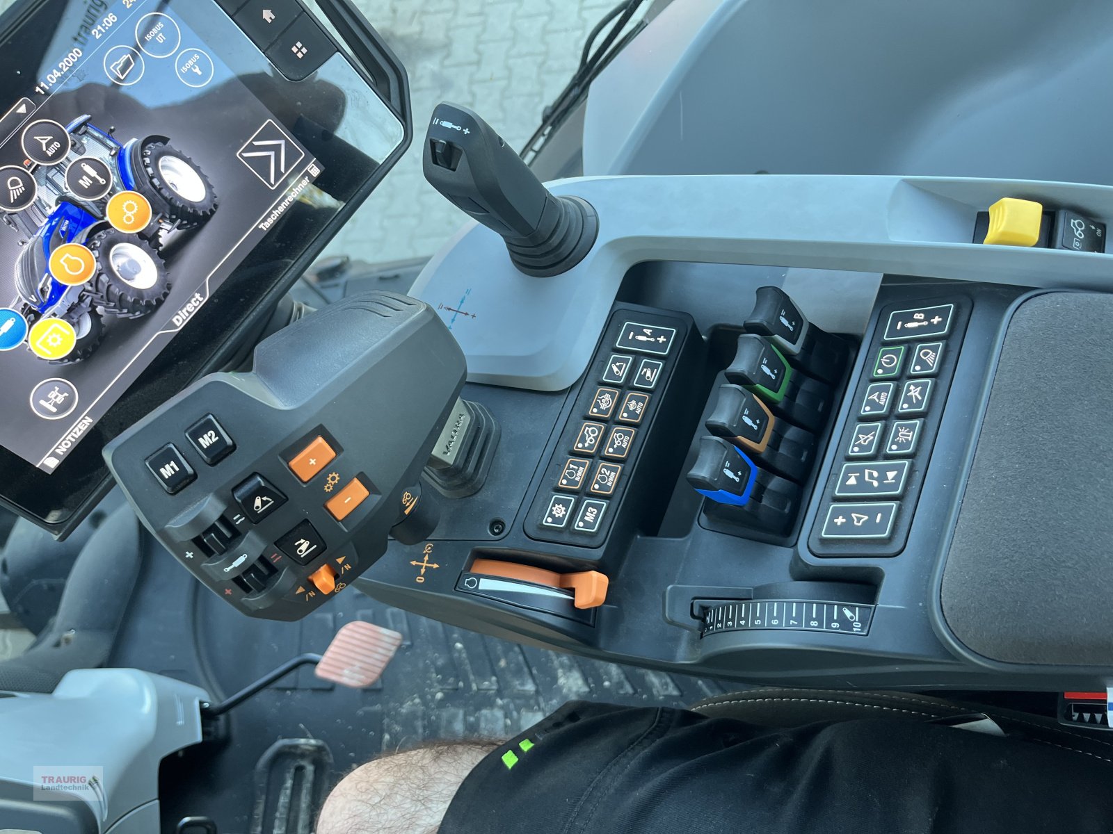 Traktor of the type Valtra T215D mit Vollausstattung, Neumaschine in Mainburg/Wambach (Picture 11)