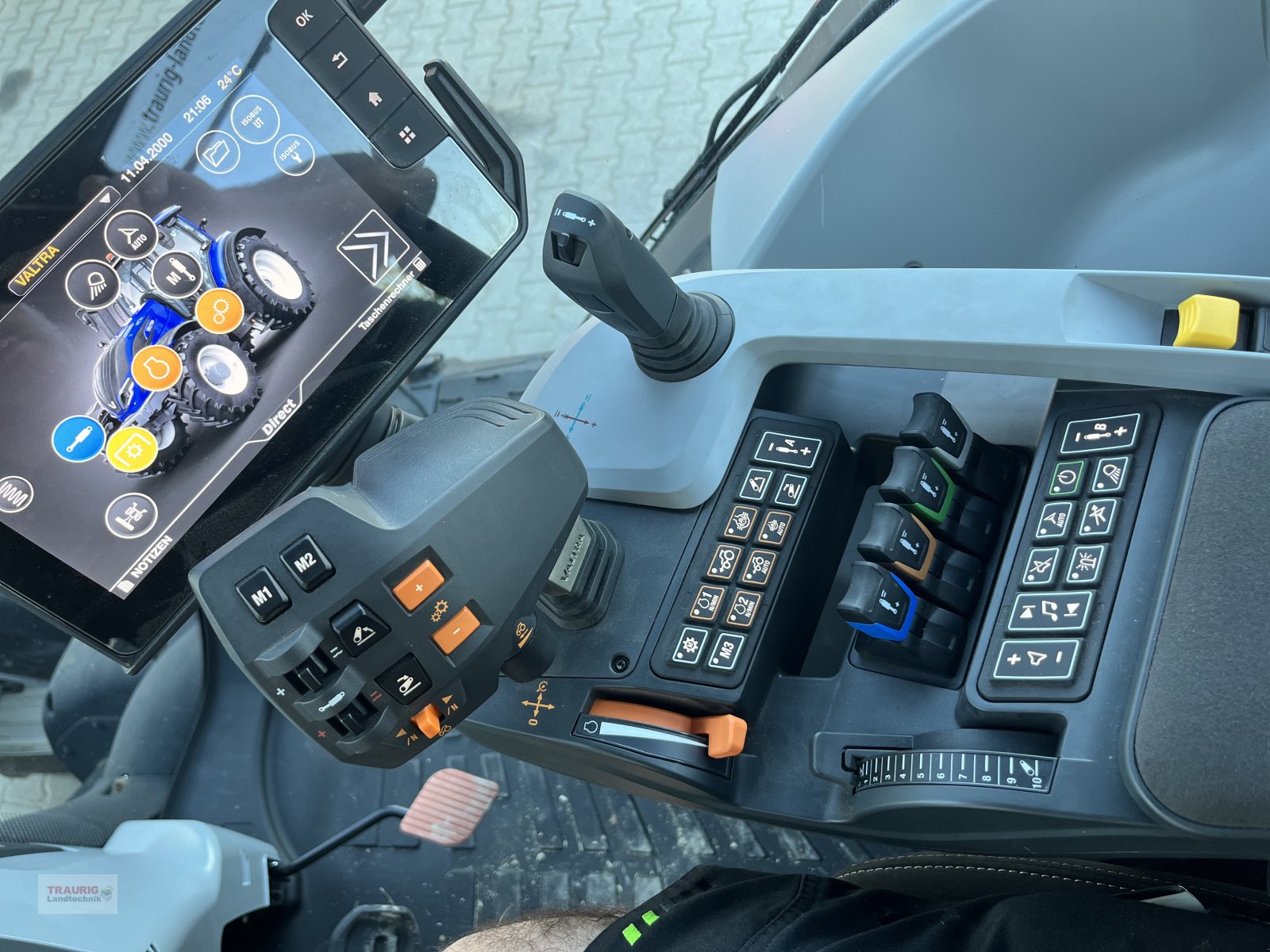 Traktor of the type Valtra T215D mit Vollausstattung, Neumaschine in Mainburg/Wambach (Picture 12)