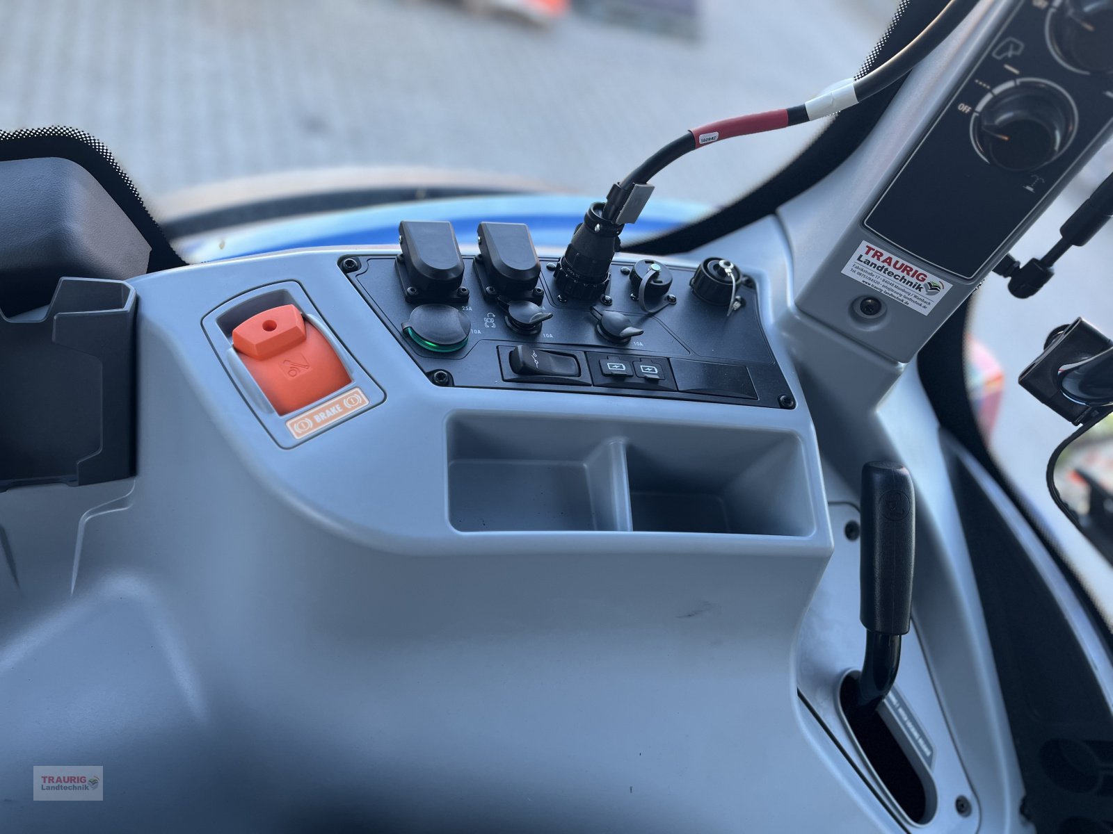 Traktor of the type Valtra T215D mit Vollausstattung, Neumaschine in Mainburg/Wambach (Picture 13)