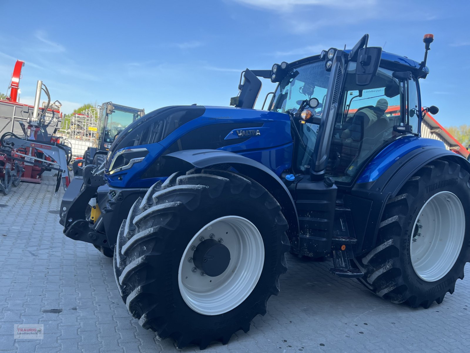 Traktor of the type Valtra T215D mit Vollausstattung, Neumaschine in Mainburg/Wambach (Picture 14)