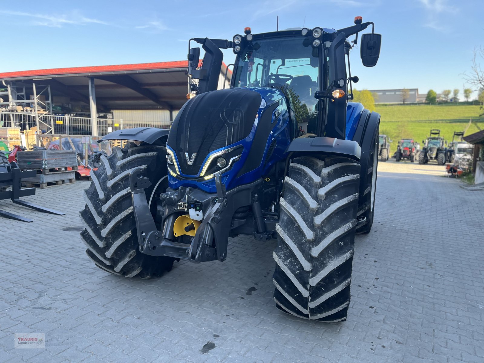 Traktor of the type Valtra T215D mit Vollausstattung, Neumaschine in Mainburg/Wambach (Picture 16)