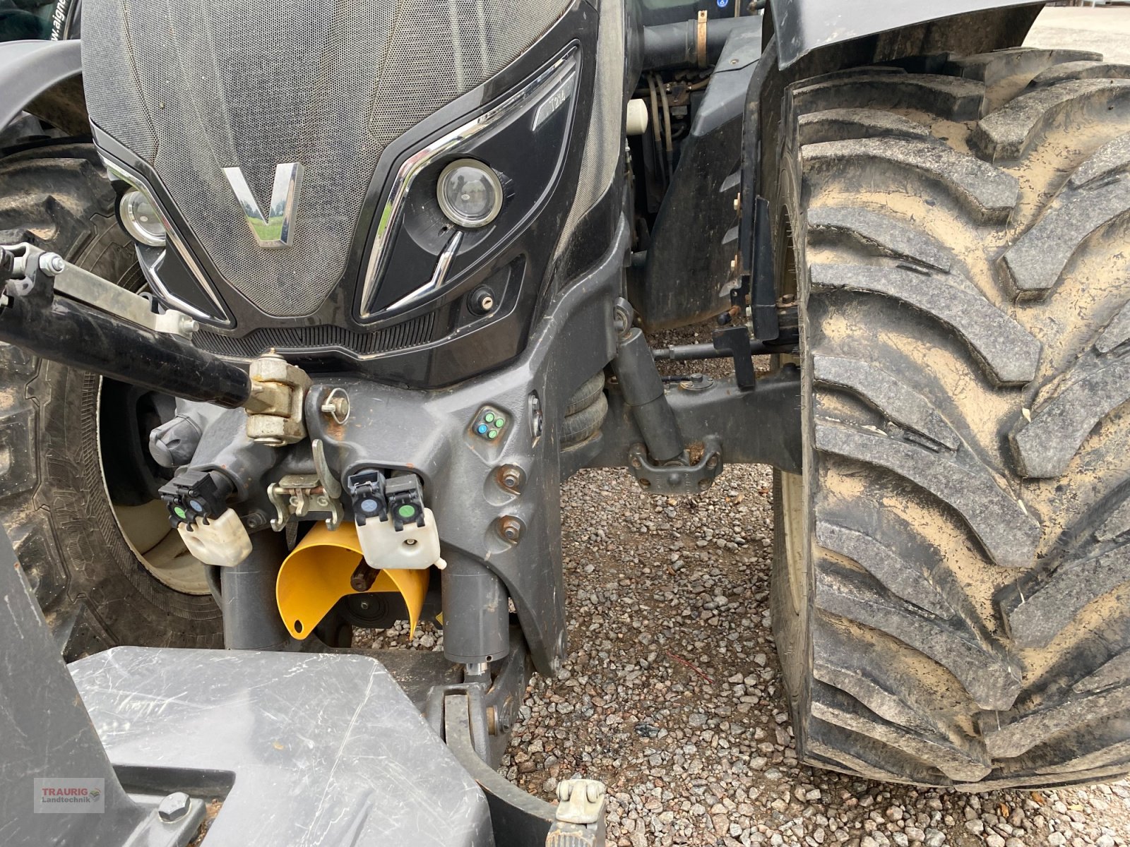 Traktor of the type Valtra T215D, Gebrauchtmaschine in Mainburg/Wambach (Picture 2)