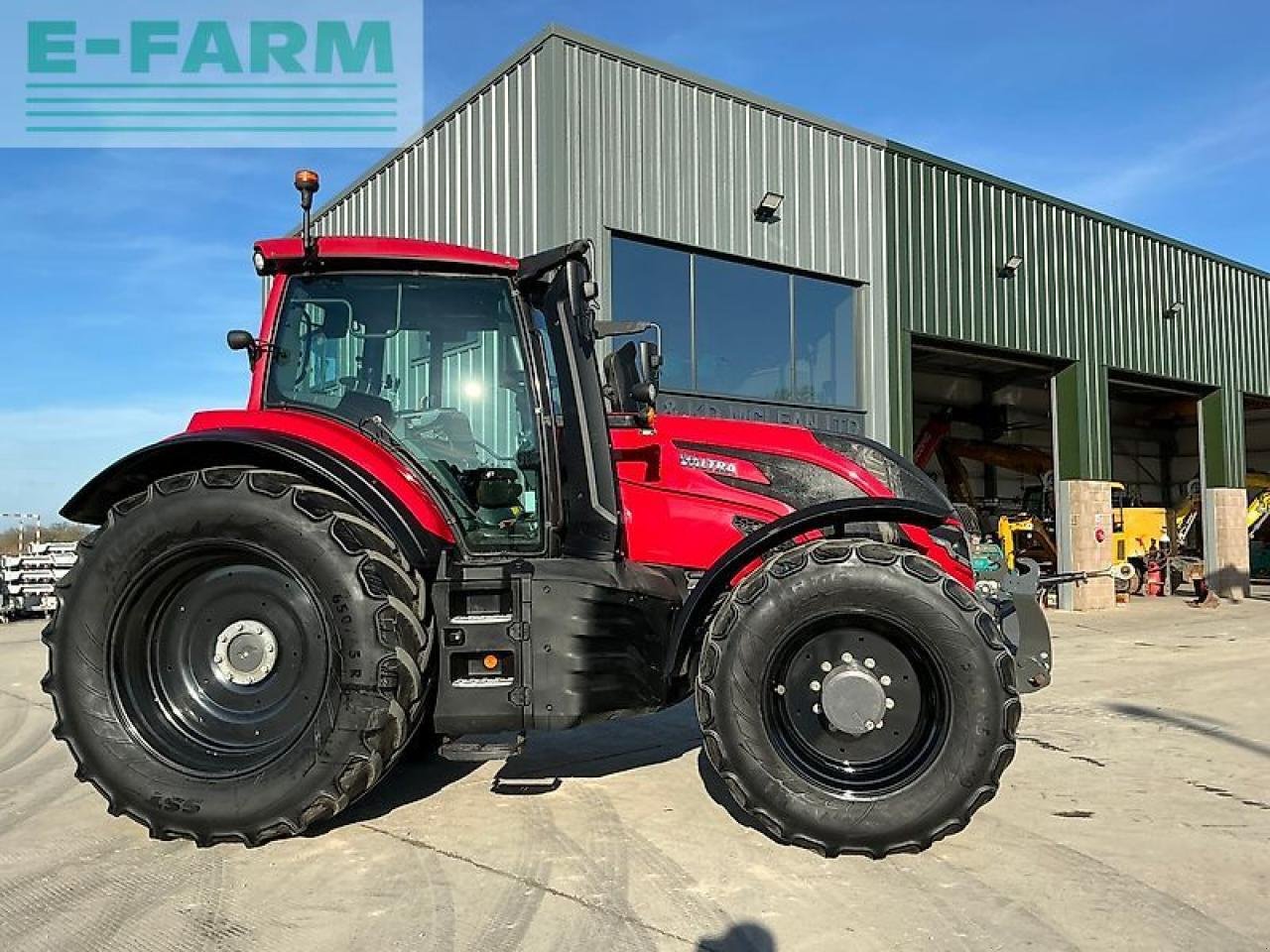 Traktor of the type Valtra t235 active tractor (st25716), Gebrauchtmaschine in SHAFTESBURY (Picture 1)