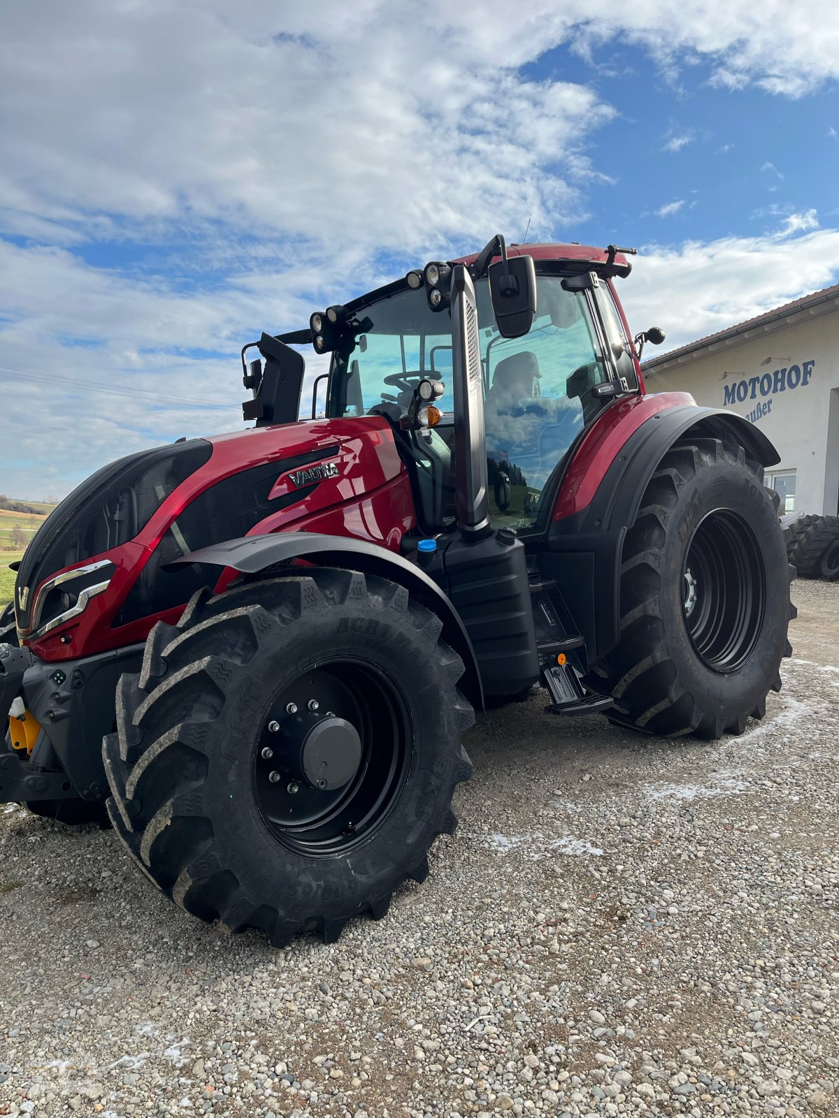 Traktor des Typs Valtra T235 D, Neumaschine in Neumarkt St. Veit (Bild 1)