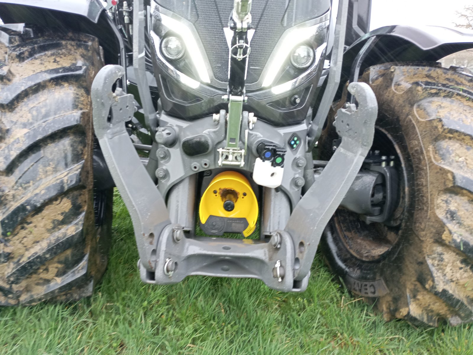 Traktor от тип Valtra T235 D, Gebrauchtmaschine в Gerabronn  (Снимка 3)