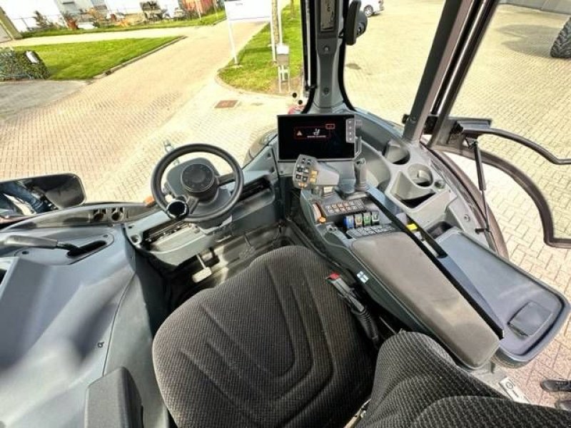 Traktor des Typs Valtra T235 Direct Smart Touch TWINTRAC! 745 HOURS, Gebrauchtmaschine in Marknesse (Bild 9)
