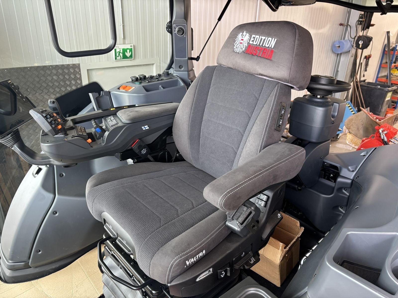 Traktor of the type Valtra T235 Direct, Vorführmaschine in Göpfritz (Picture 10)