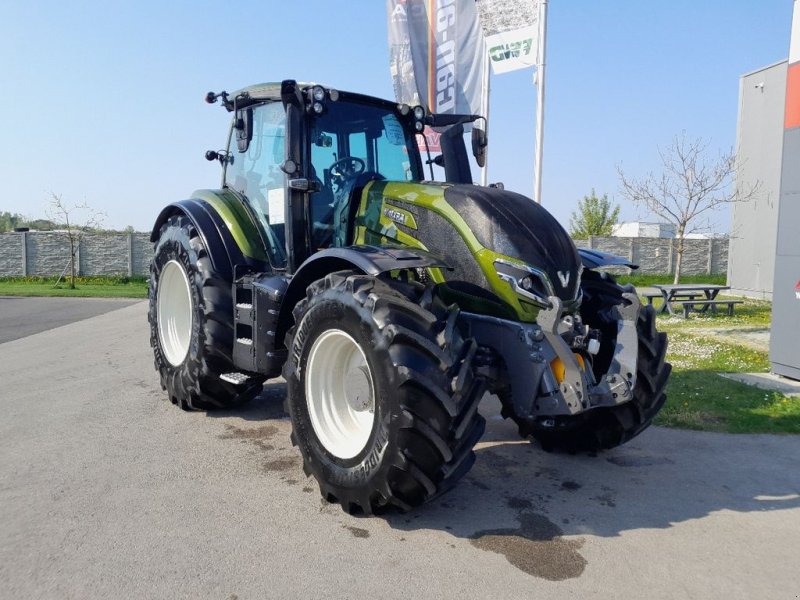 Traktor of the type Valtra T235 Direct, Neumaschine in Kottingneusiedl