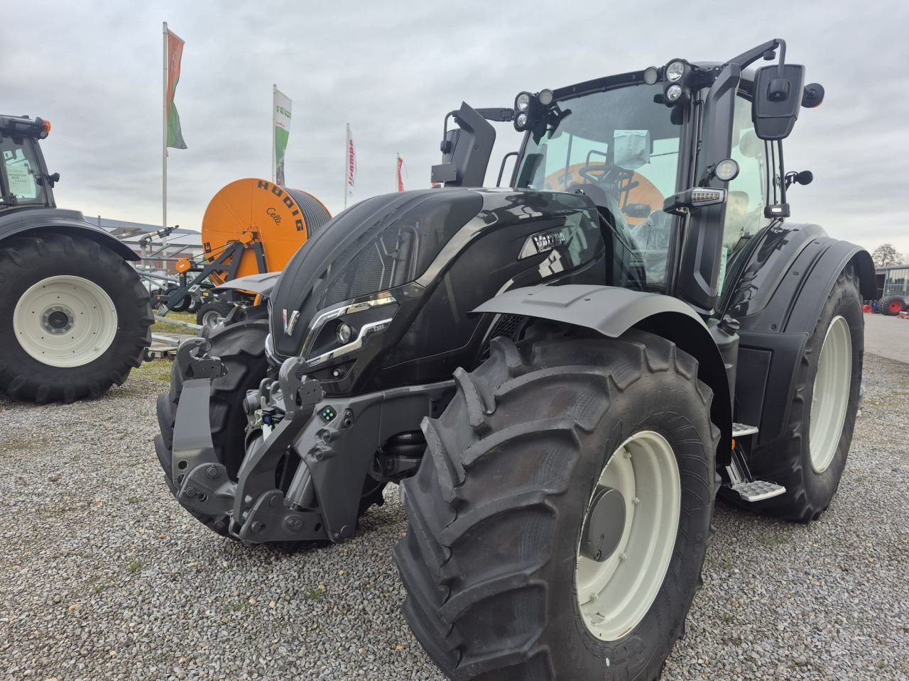 Traktor del tipo Valtra T235 tractor, Neumaschine en Roermond (Imagen 1)