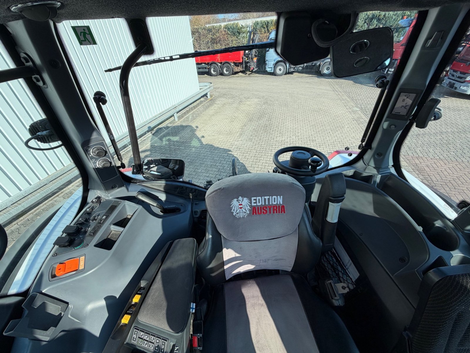 Traktor типа Valtra T235 V, Gebrauchtmaschine в Bovenden (Фотография 21)