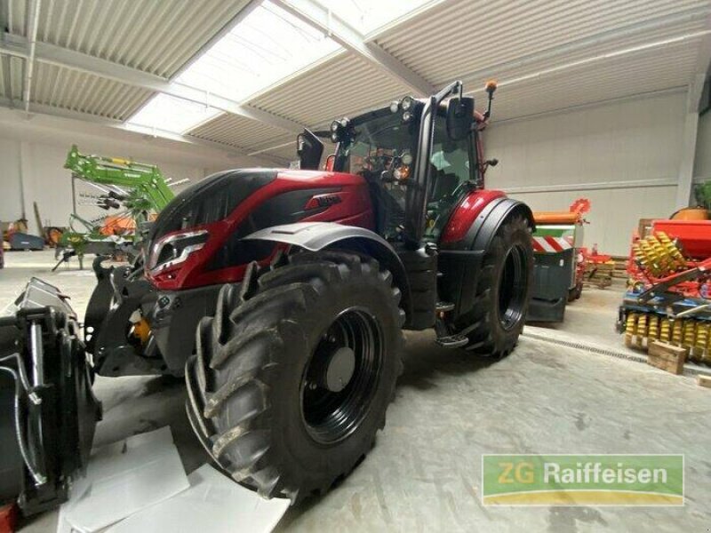 Traktor of the type Valtra T235, Gebrauchtmaschine in Mosbach (Picture 1)