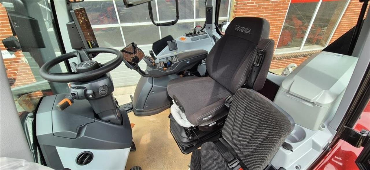 Traktor типа Valtra T235D 2A1, Gebrauchtmaschine в Kjellerup (Фотография 6)