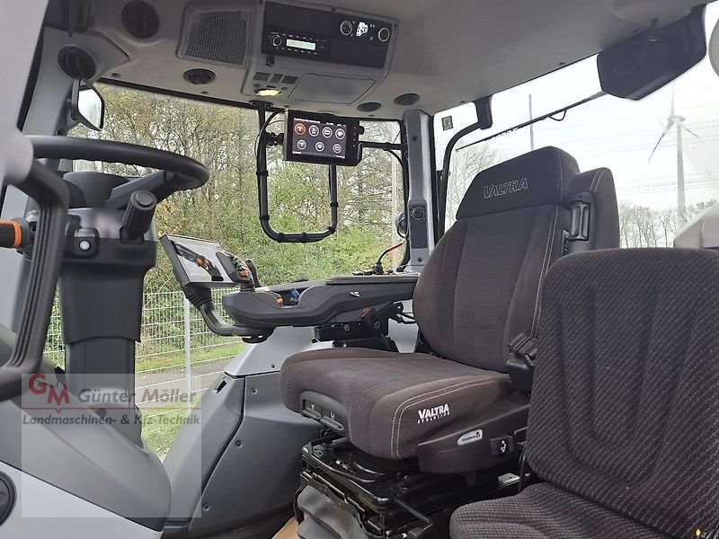 Traktor van het type Valtra T235D, Vorführmaschine in St. Michaelisdonn (Foto 8)