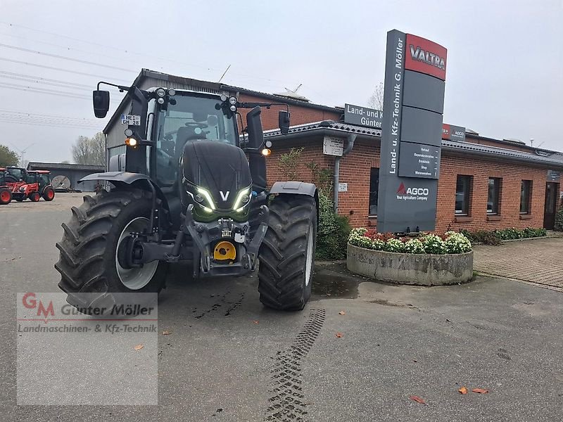 Traktor van het type Valtra T235D, Vorführmaschine in St. Michaelisdonn (Foto 1)