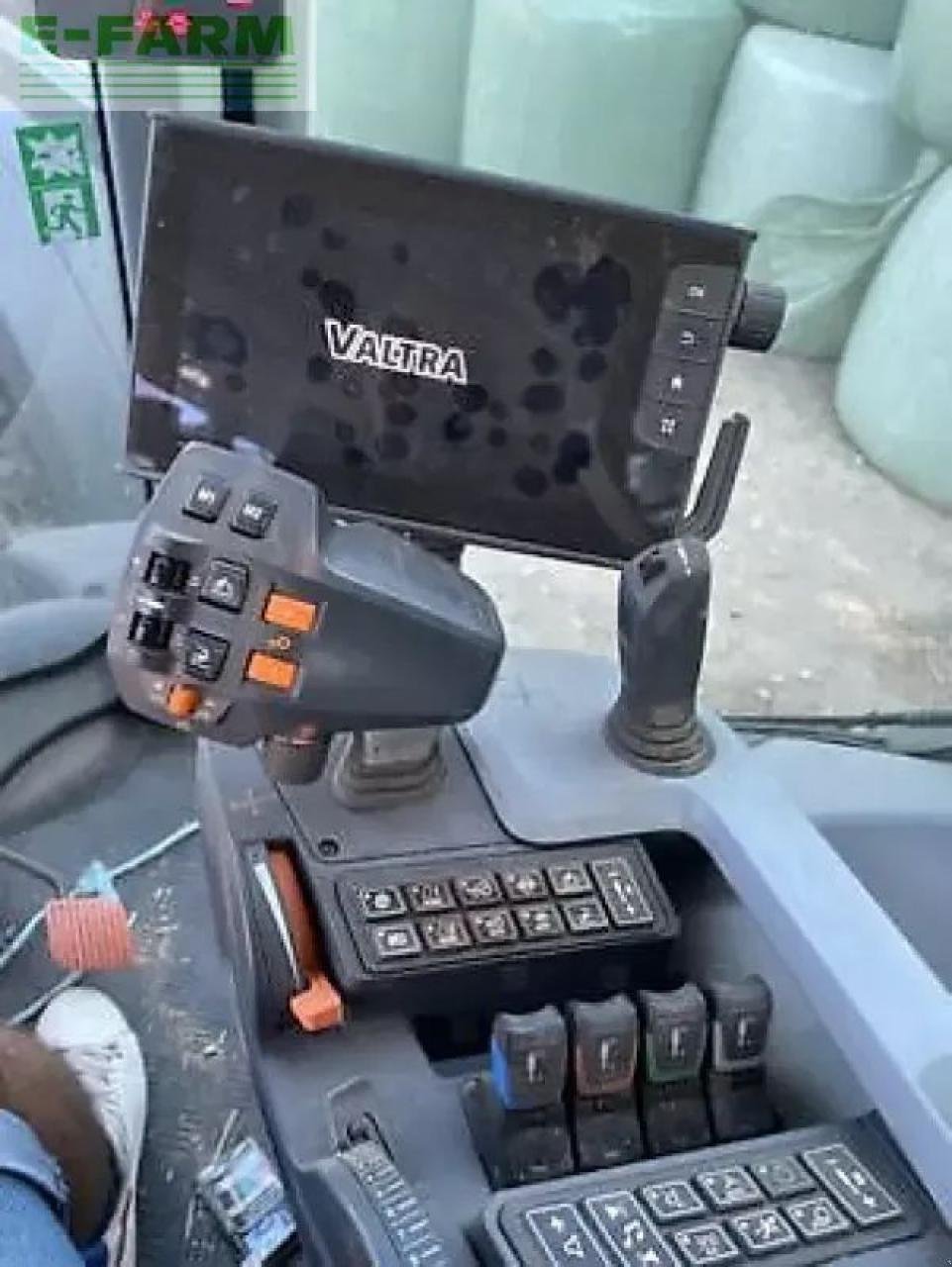Traktor του τύπου Valtra t235v, Gebrauchtmaschine σε MONFERRAN (Φωτογραφία 4)