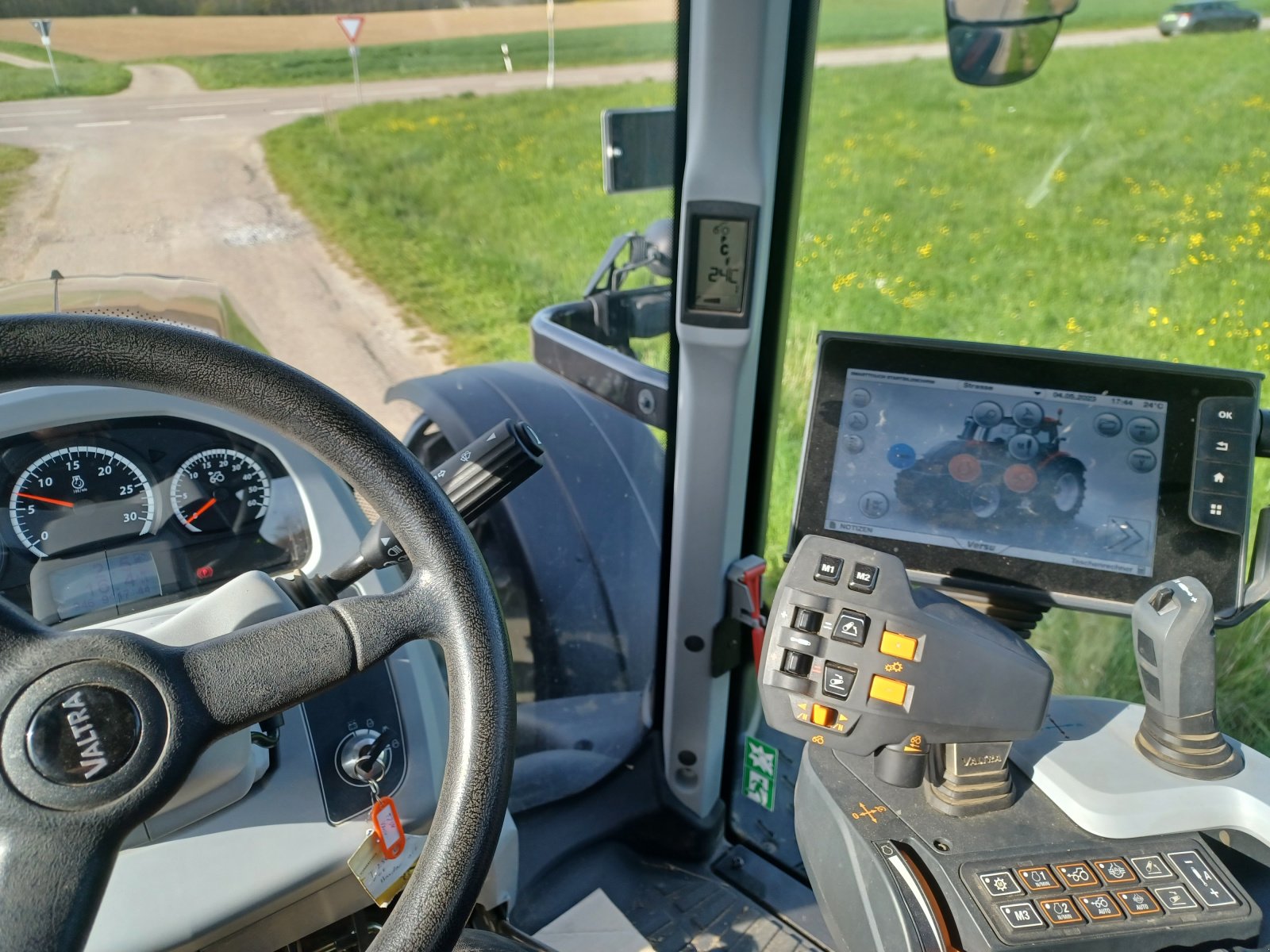 Traktor des Typs Valtra T254 V, Gebrauchtmaschine in Uffenheim (Bild 6)