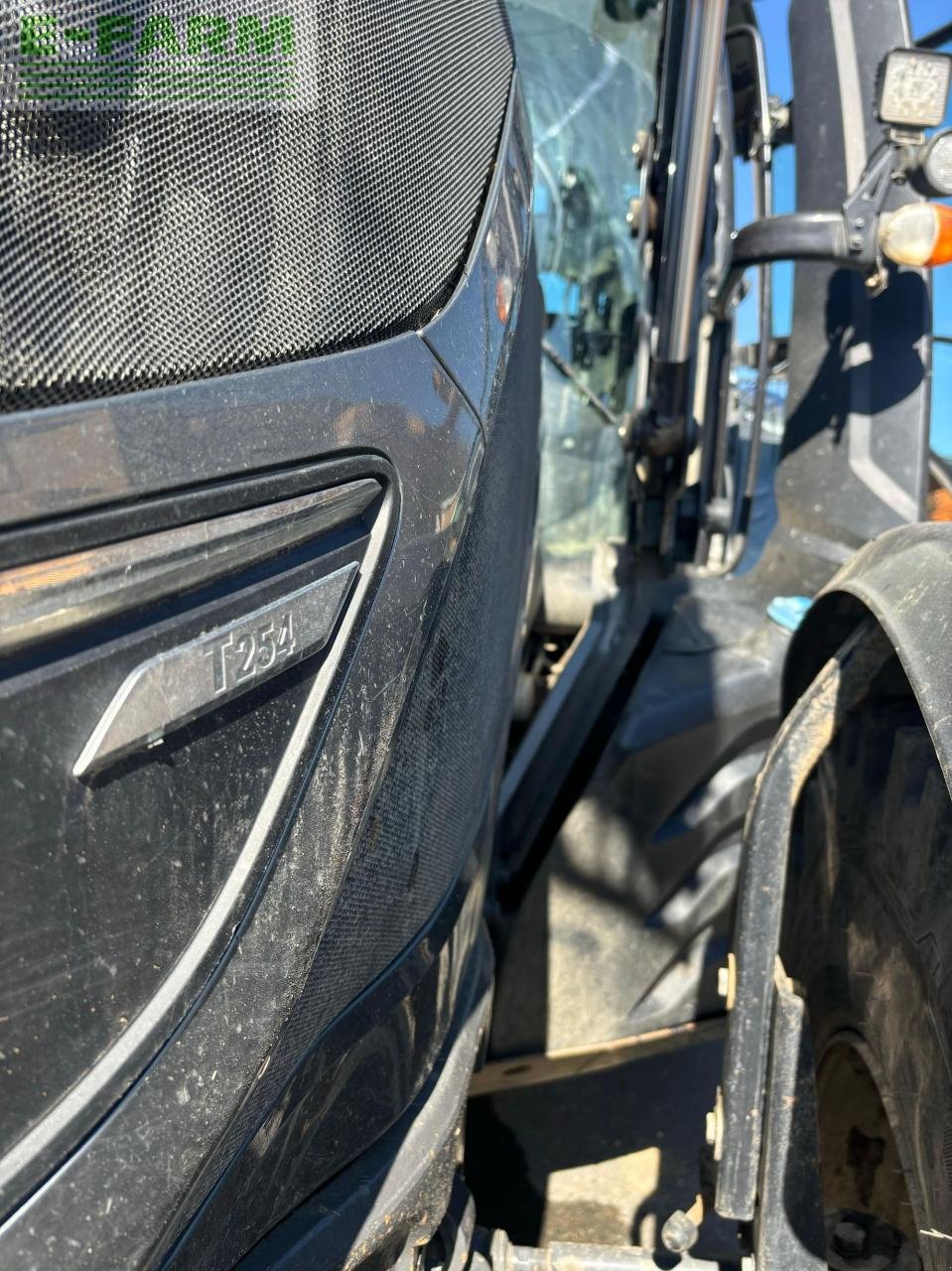 Traktor of the type Valtra T254S, Gebrauchtmaschine in Hamburg (Picture 11)