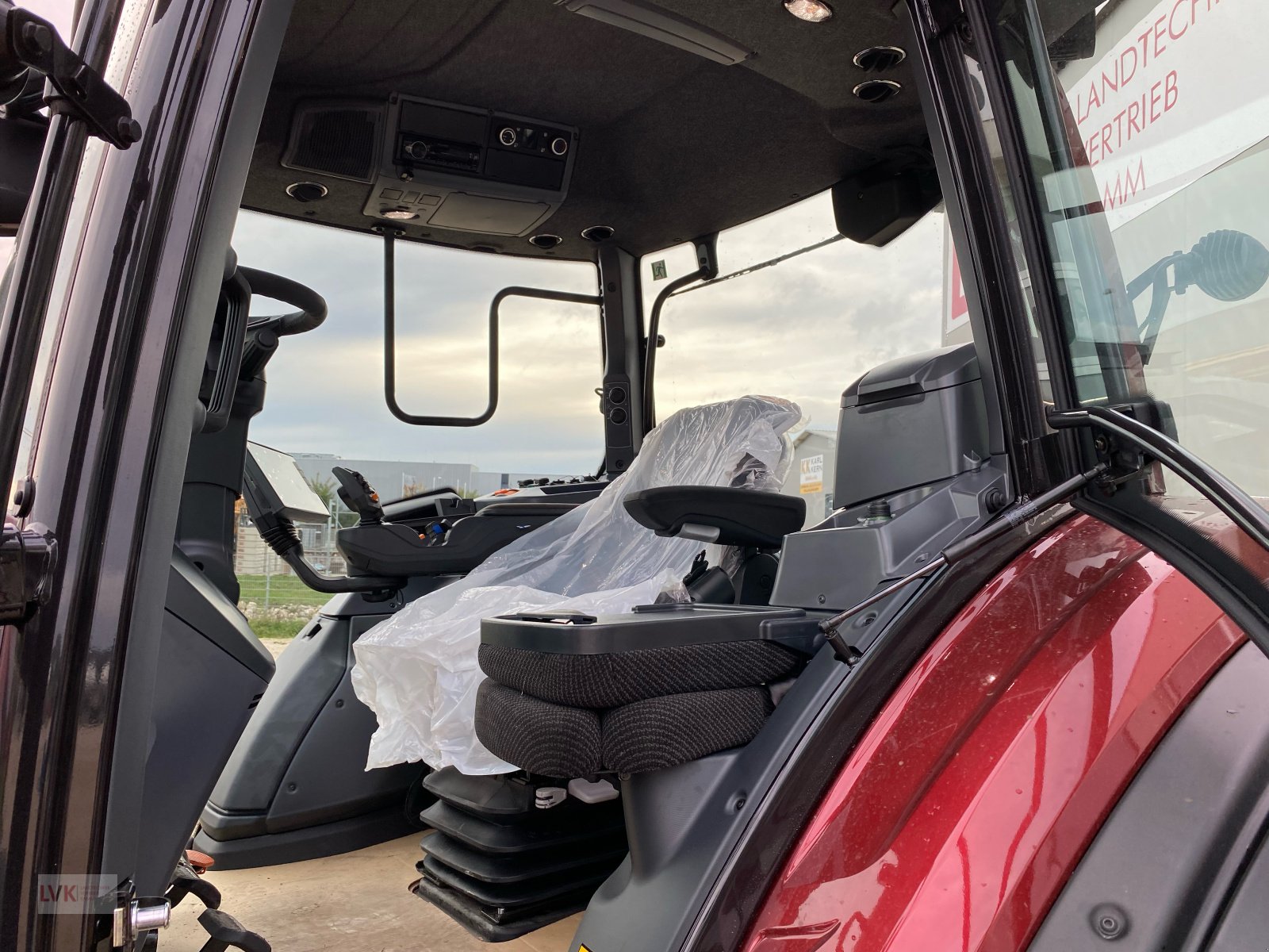 Traktor des Typs Valtra T255V, Neumaschine in Weißenburg (Bild 7)