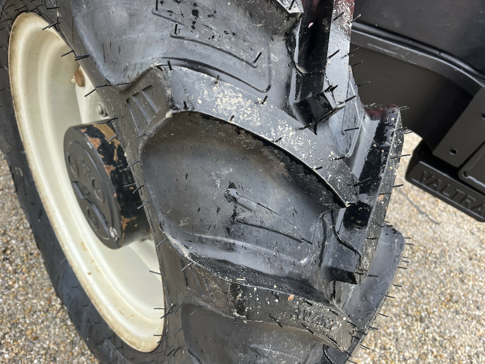 Traktor des Typs Valtra TRACTEUR A73C, Gebrauchtmaschine in PONTIVY (Bild 3)