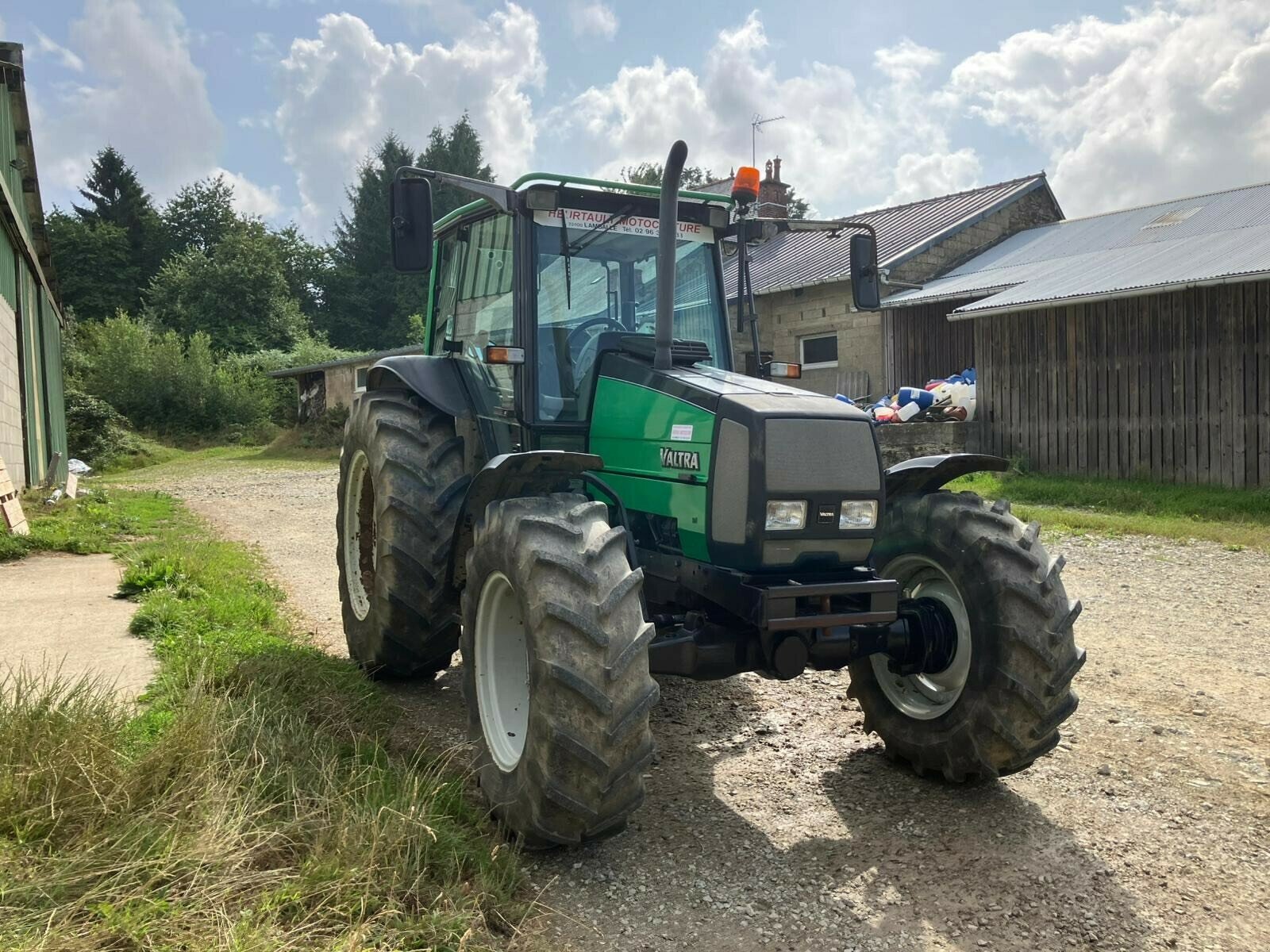Traktor типа Valtra TRACTEUR A85, Gebrauchtmaschine в PONTIVY (Фотография 4)