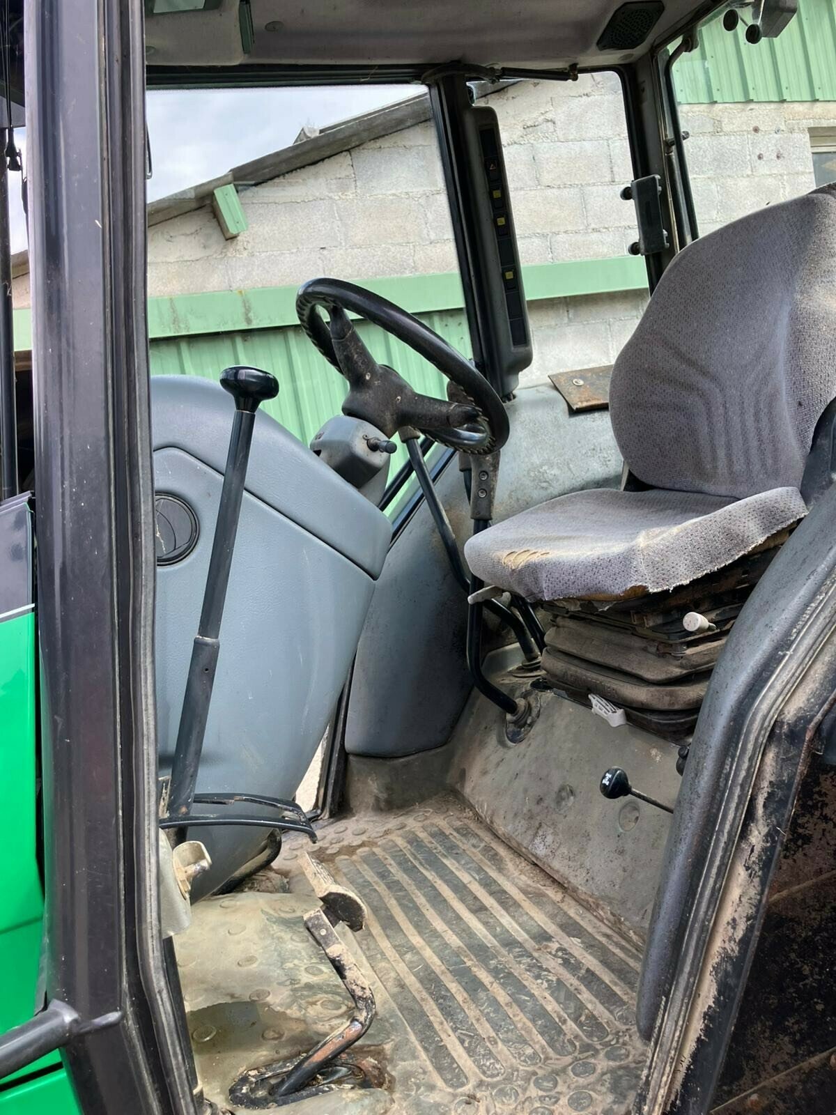Traktor типа Valtra TRACTEUR A85, Gebrauchtmaschine в PONTIVY (Фотография 5)