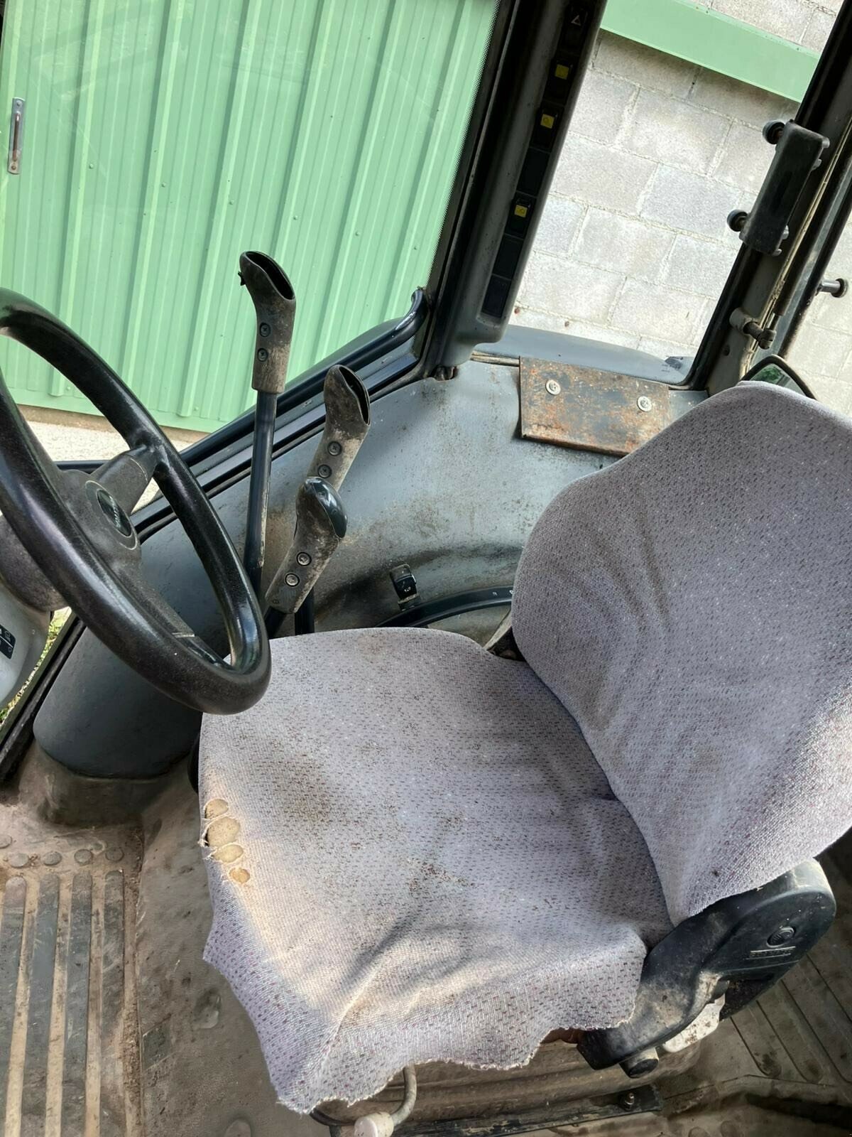 Traktor типа Valtra TRACTEUR A85, Gebrauchtmaschine в PONTIVY (Фотография 8)