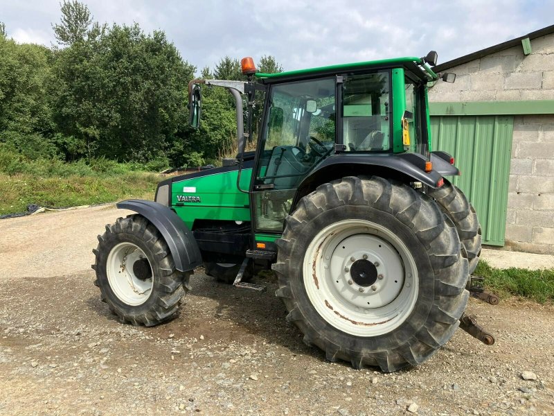 Traktor типа Valtra TRACTEUR A85, Gebrauchtmaschine в PONTIVY (Фотография 1)