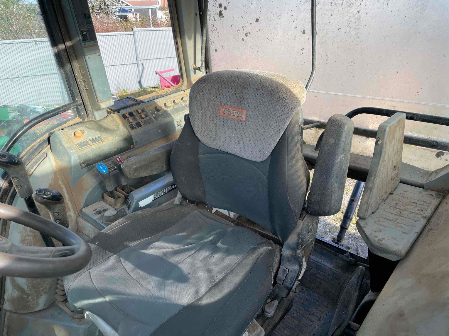 Traktor of the type Valtra Tracteur agricole T 120 Valtra, Gebrauchtmaschine in LA SOUTERRAINE (Picture 7)