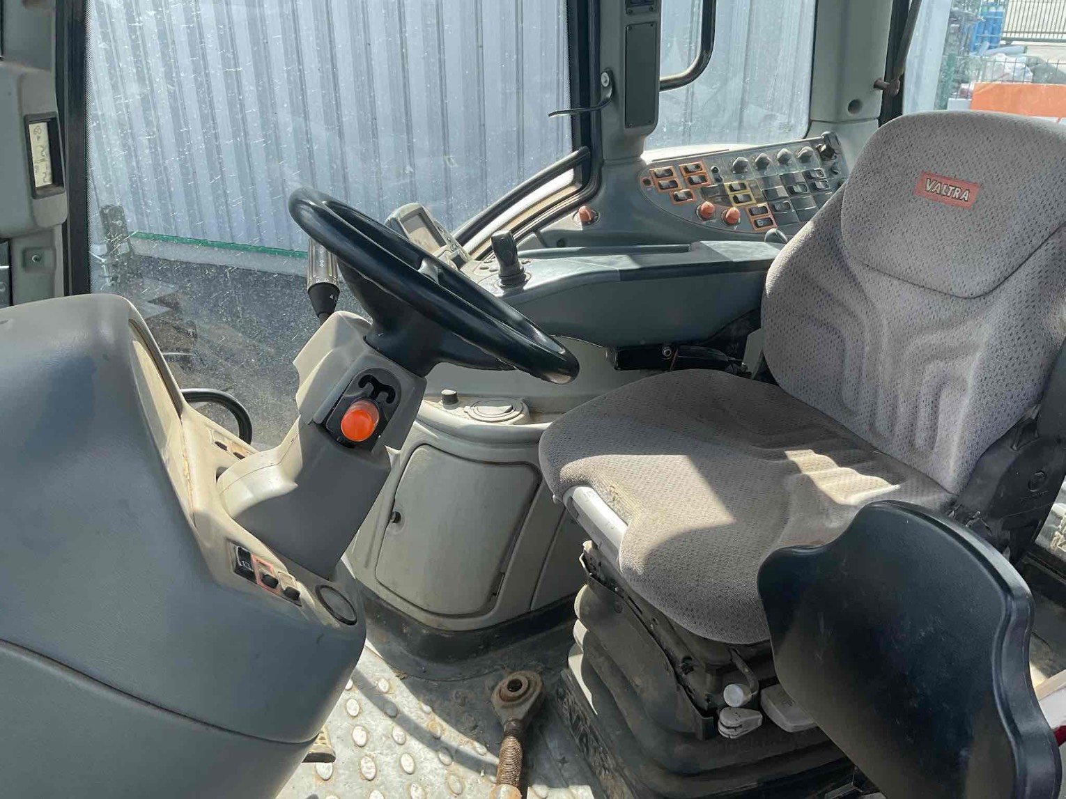 Traktor des Typs Valtra Tracteur agricole T152DIRECT 4RM Valtra, Gebrauchtmaschine in SAINT CLAIR SUR ELLE (Bild 7)