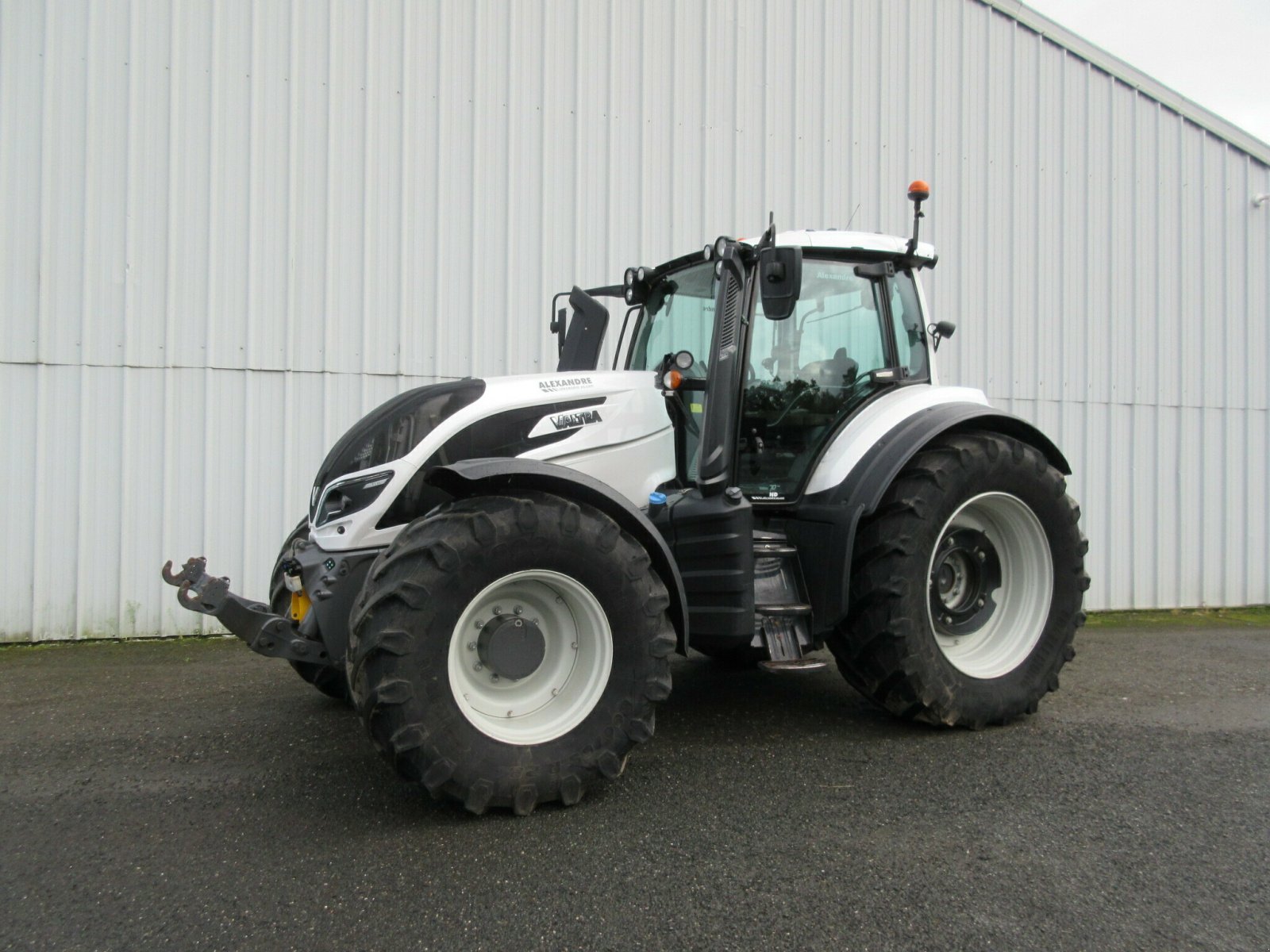 Traktor of the type Valtra TRACTEUR VALTRA T 214 DIRECT, Gebrauchtmaschine in PLOUIGNEAU (Picture 1)