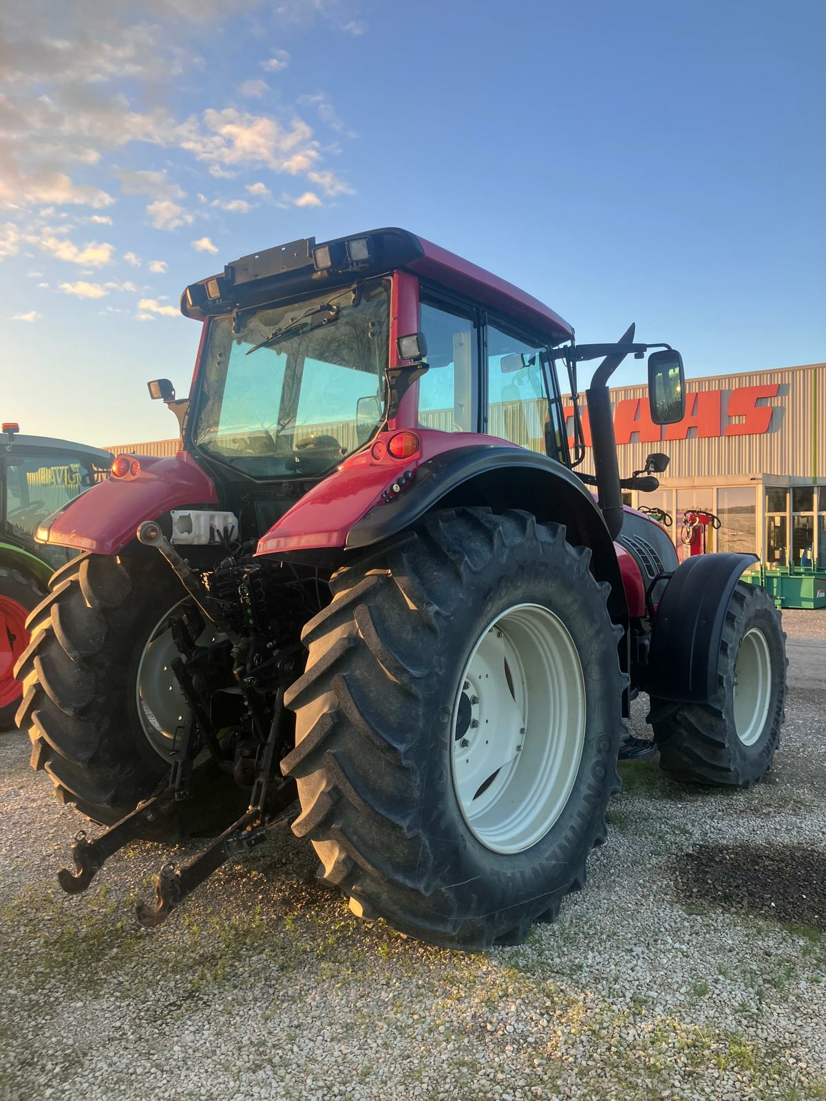 Traktor of the type Valtra TRACTEUR, Gebrauchtmaschine in SAINT ANDIOL (Picture 7)