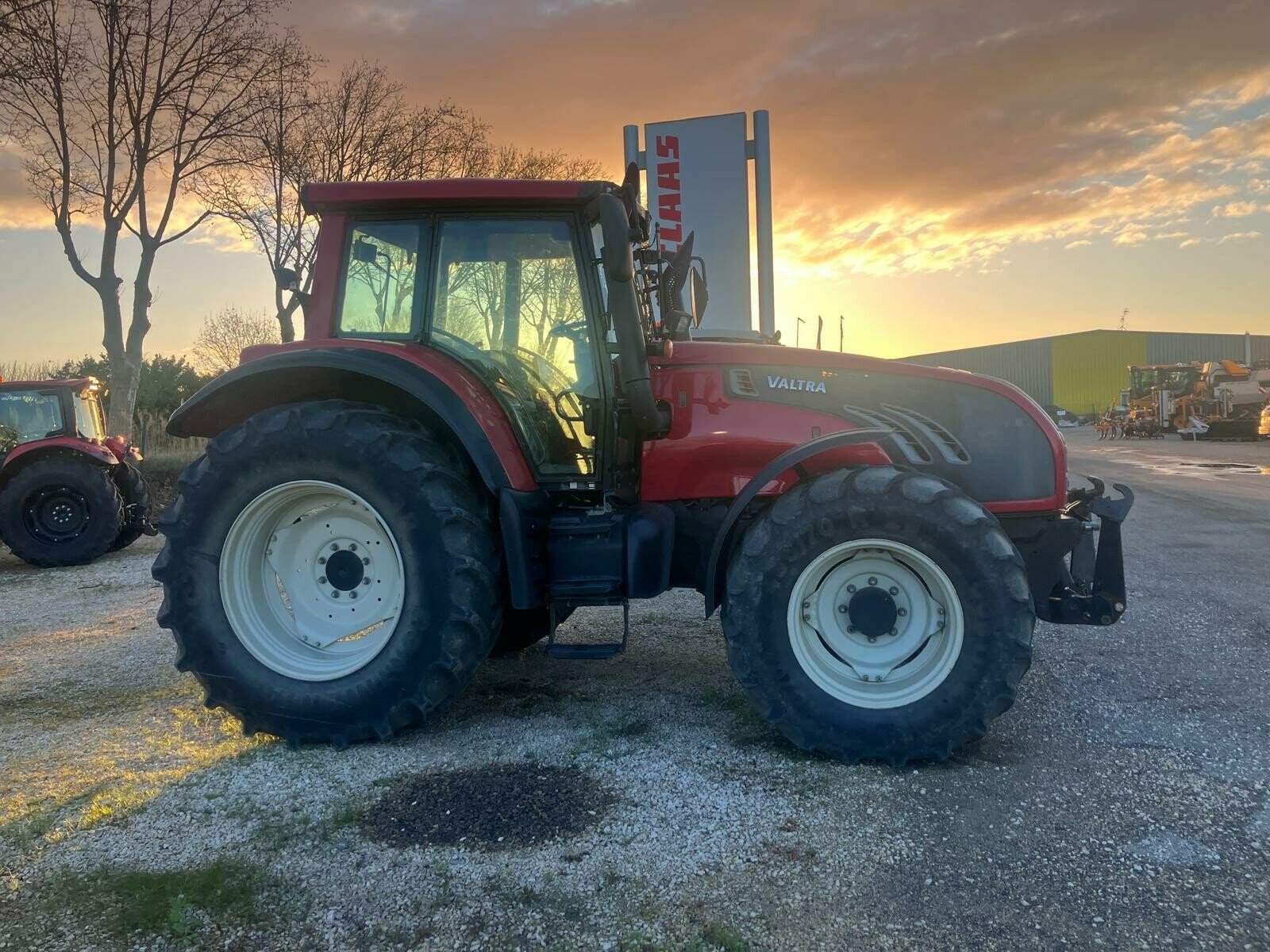 Traktor of the type Valtra TRACTEUR, Gebrauchtmaschine in SAINT ANDIOL (Picture 1)