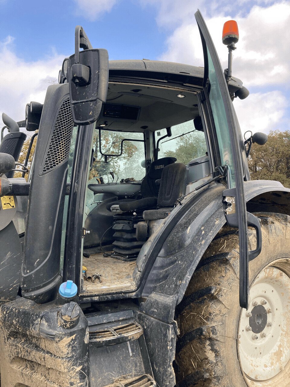 Traktor of the type Valtra VALTRA N 134, Gebrauchtmaschine in ST CLEMENT DE LA PLACE (Picture 6)